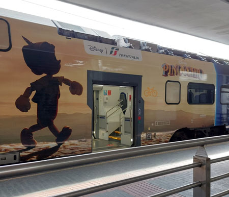 Un treno la cui livrea riproduce il cartone animato di Pinocchio
